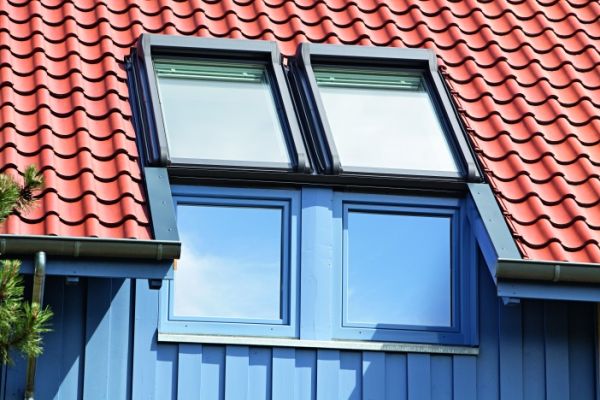 Połączenie okien dachowych i fasadowych. Perspektywa pełna światła